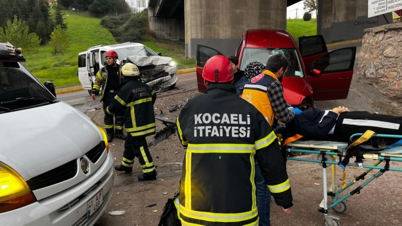 İki araç kafa kafaya çarpıştı: Yaralılar var