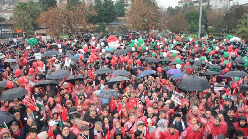 Yağmur altında Filistin için tek yürek oldular