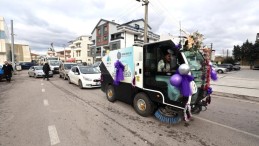 Gelin ve damat belediyenin süpürge aracıyla tur attılar