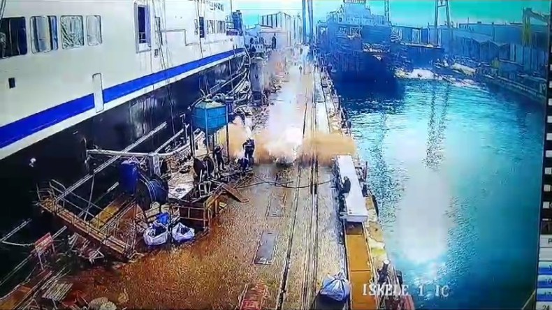 Tersanede bomba gibi patlama