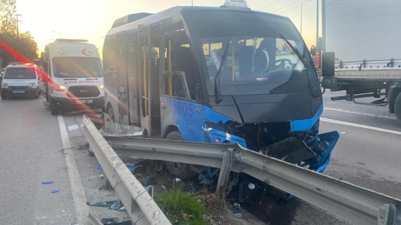 Minibüs bariyerlere çarptı: Çok sayıda yaralı var