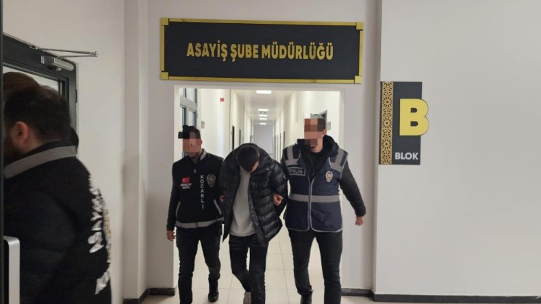 Akaryakıt istasyonunun kasasını patlatıp para çaldılar