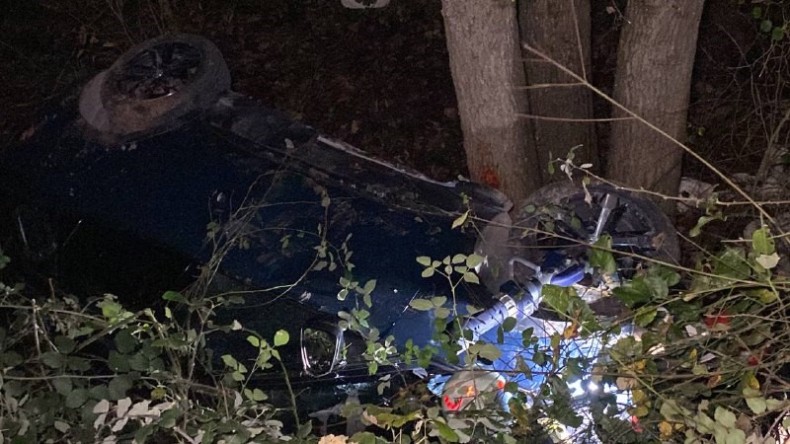 Başiskele’de kaza: Otomobil dere yatağına uçtu