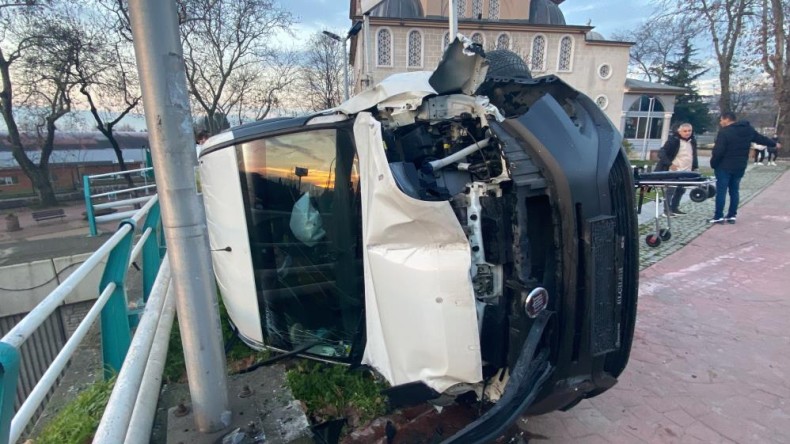 Cip ile çarpışan hafif ticari araç takla attı: 2 yaralı