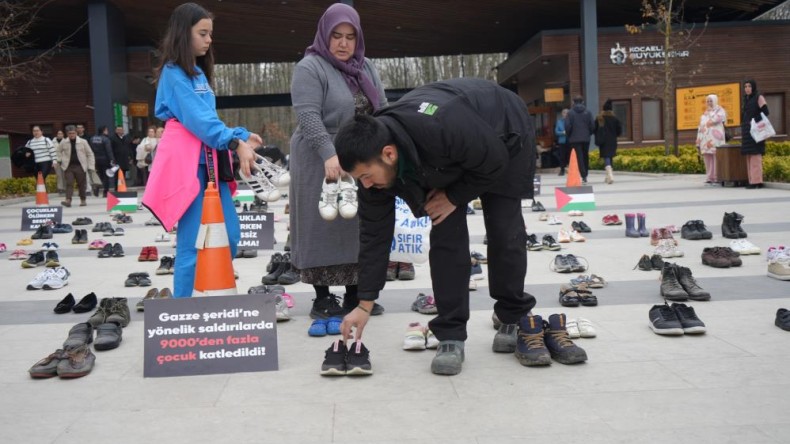 Filistinli kadın ve çocuklar için ayakkabılarını bıraktılar
