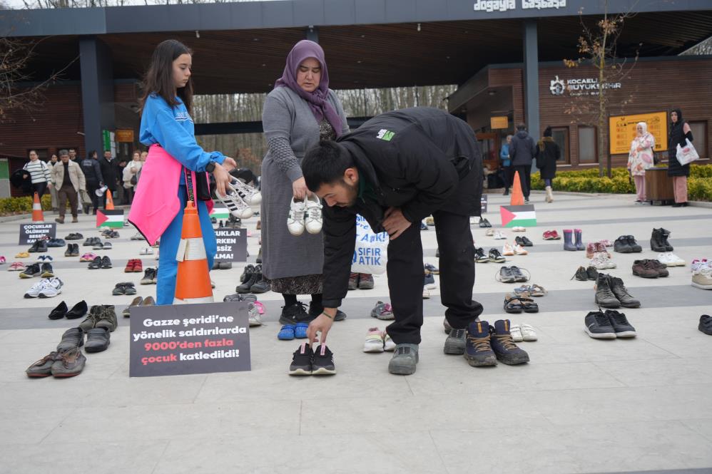 Filistinli kadın ve çocuklar için ayakkabılarını bıraktılar