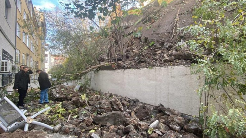 İstinat duvarı çöktü, faciadan dönüldü