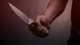 Çocuklarının gözü önünde eşini defalarca bıçakladı