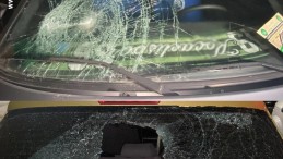 İzmit’te olay: Arabaların camlarını kırdılar, kaçtılar