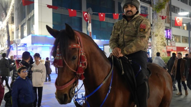 2024 yılına Noel Baba ile değil, ‘At Türkün kanadıdır’ deyip atla girdi