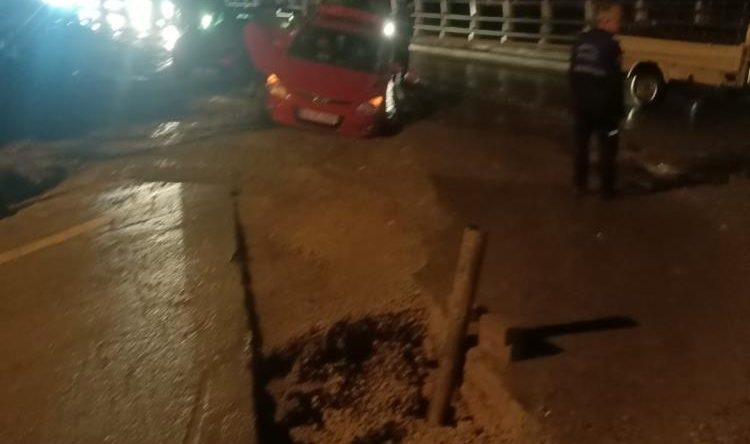 Yol çöktü, otomobil çukura düştü