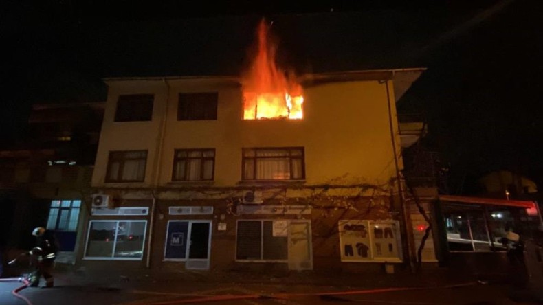 Yer: İzmit; Binanın 3. katı alev alev yandı