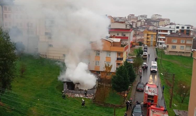 Tek katlı evde yangın: Yaşlı çifti vatandaşlar kurtardı