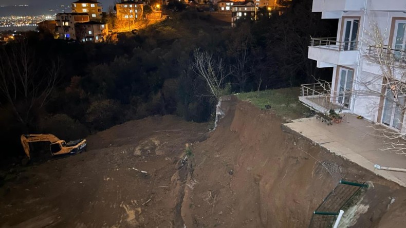 Gölcük’te toprak kayması: Bir bina boşaltıldı