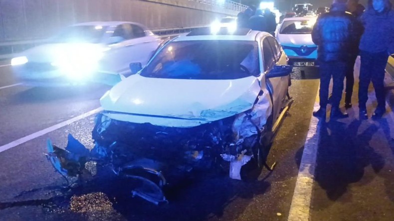 İki otomobil çarpıştı: Aracın tekerleri yola savruldu