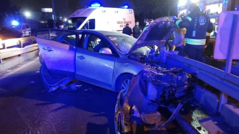 Otomobil bariyerlere saplandı: 4 yaralı