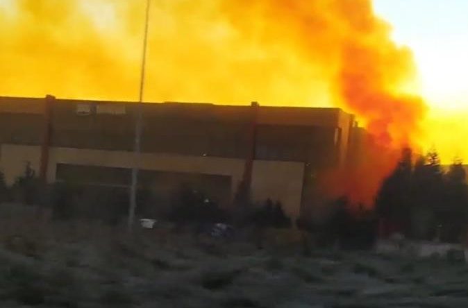 Kimyasal sızıntı alarmı: Gökyüzüne kızıl dumanlar yükseldi