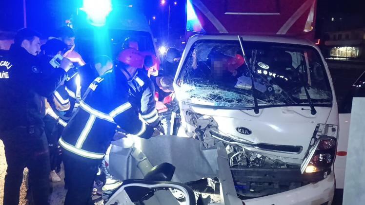 Kamyonet, yol ayrımındaki bariyere saplandı: Yaralı var