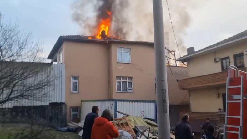 Binanın çatı katı alev alev yandı