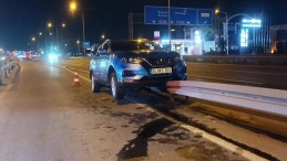 İlginç kaza: Araç bariyerde askıda kaldı, sürücü olay yerinden gitti