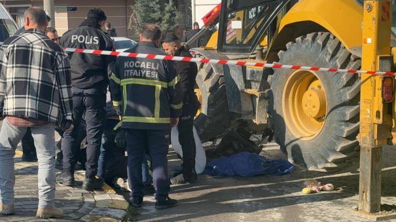 Bu acıya yürek dayanmaz: Anne ve bebekleri iş makinesinin altında kaldı