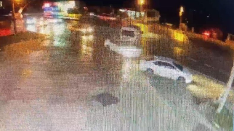 El frenini çekmeyi unutunca olanlar oldu: Sürücüler son anda kurtuldu