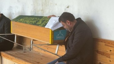 Bir babanın en acı günü: 2 yaşındaki Elis Ada son yolculuğuna uğurlandı