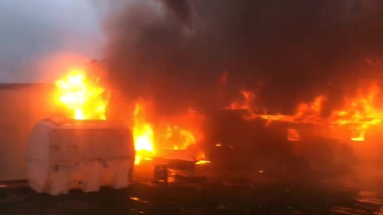 Depo alev alev yandı, siyah dumanlar gökyüzünü kapladı