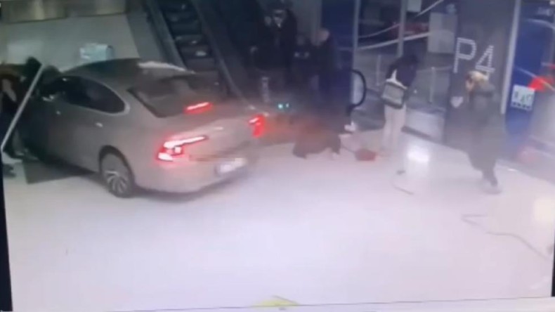 AVM’de dehşet: Otomobil yürüyen merdivene daldı; ağır yaralı var