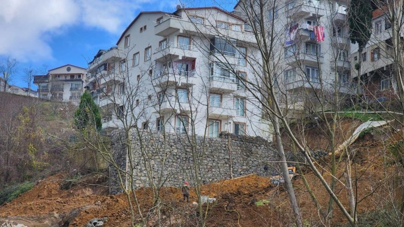 Toprak kayması yaşanmıştı; Gölcük Belediyesi alanı güvenli hale getirdi