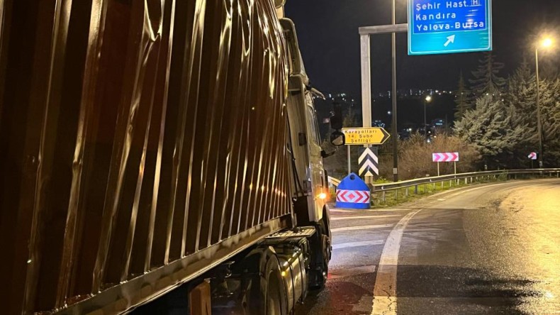TIR’ın dorsesinde patlama: İtfaiye eri savruldu