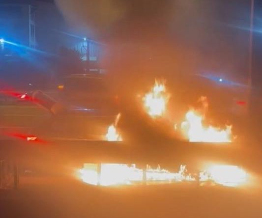 Seyir halindeki otomobil alev alev yandı