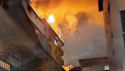 Binayı ateşe verdi: Öfkeli kalabalığın elinden polis aldı