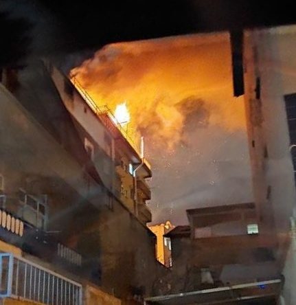 Binayı ateşe verdi: Öfkeli kalabalığın elinden polis aldı