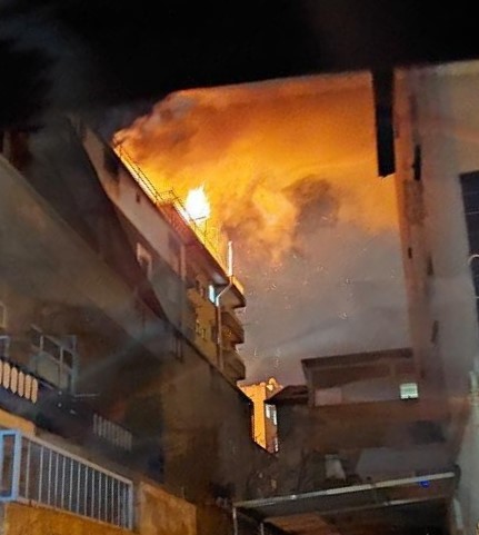 Binayı ateşe verdi: Öfkeli kalabalığın elinden polis aldı