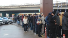 İzmit’te millet kuyrukta: İndirimli ürünler için oraya koştular