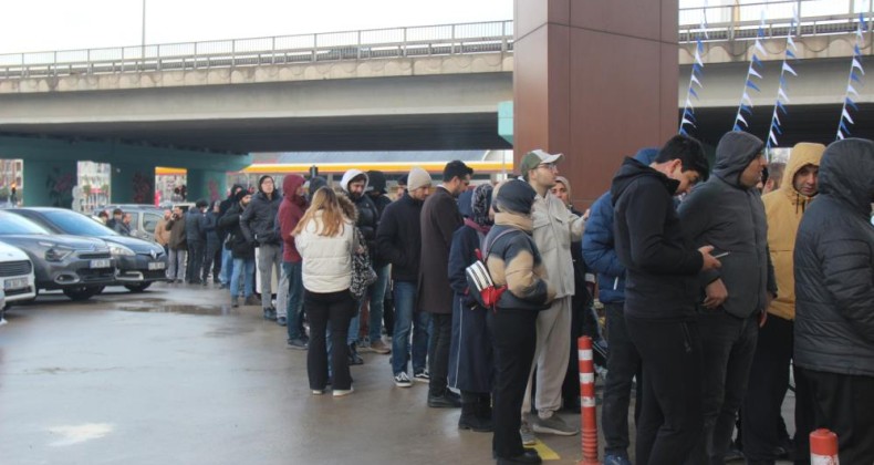 İzmit’te millet kuyrukta: İndirimli ürünler için oraya koştular