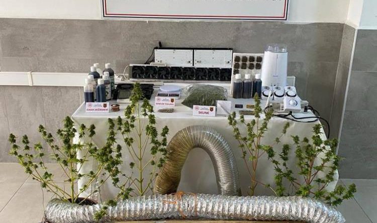 Evinde uyuşturucu imal ediyordu, yakalandı