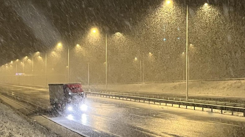 Kuzey Marmara Otoyolu Kocaeli geçişinde kar yağışı etkili oldu