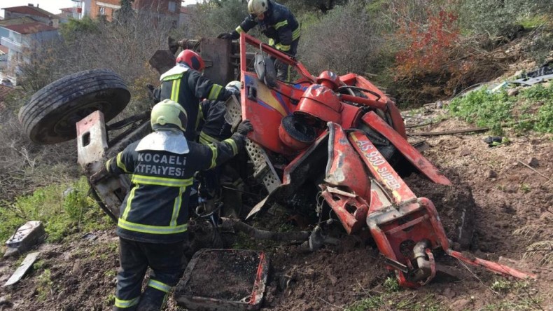 Vinç yüklü kamyon devrildi: 1 ölü