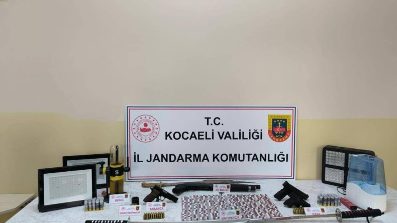 İki ayrı adrese operasyon: 3 kılıç ele geçirildi