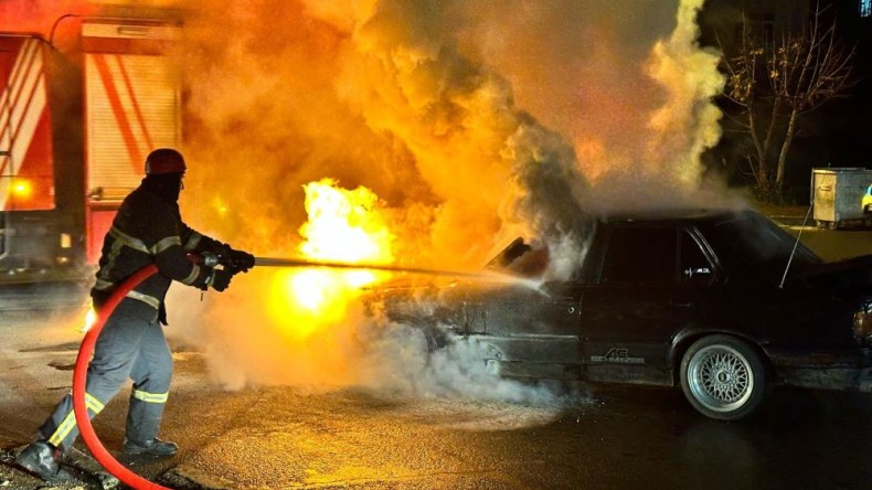 Otomobil alev alev: Sürücü zor anlar yaşadı