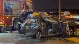 Tırla çarpışan otomobil kağıt gibi ezildi: Ağır yaralılar var