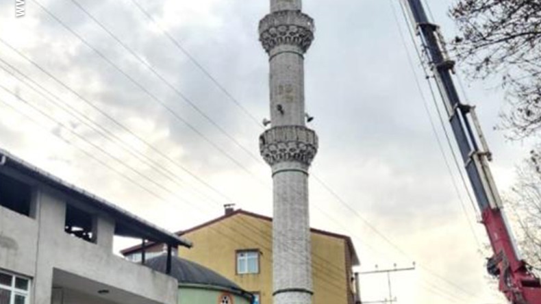 Tehlike oluşturuyordu; Elmalık Camii’nin minare külahı yenilendi