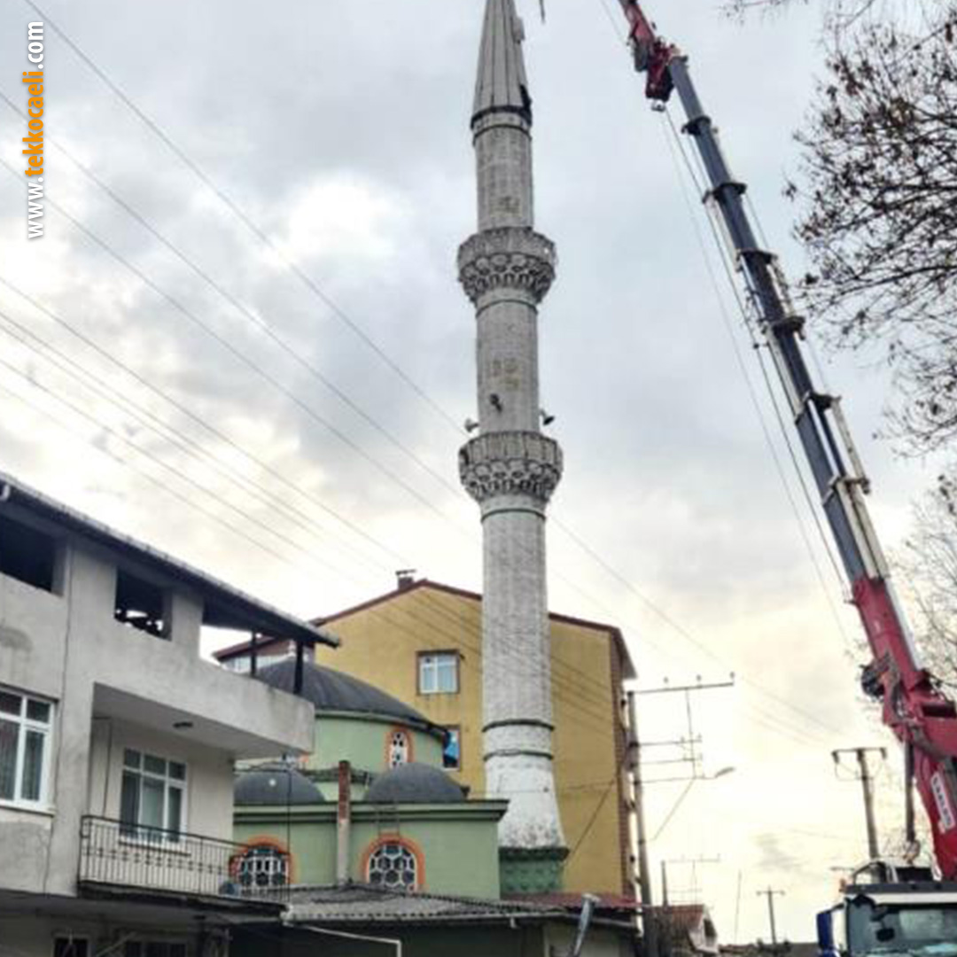Tehlike oluşturuyordu; Elmalık Camii’nin minare külahı yenilendi