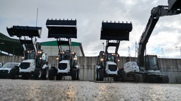 İzmit Belediyesi, 4 yeni iş makinesini daha İzmit halkına kazandırdı