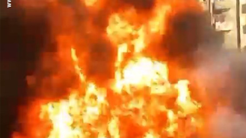 İzmit’te hafif ticari araç alev alev yandı