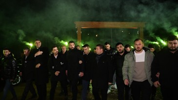 Gençler Başkanı meşalelerle karşıladı