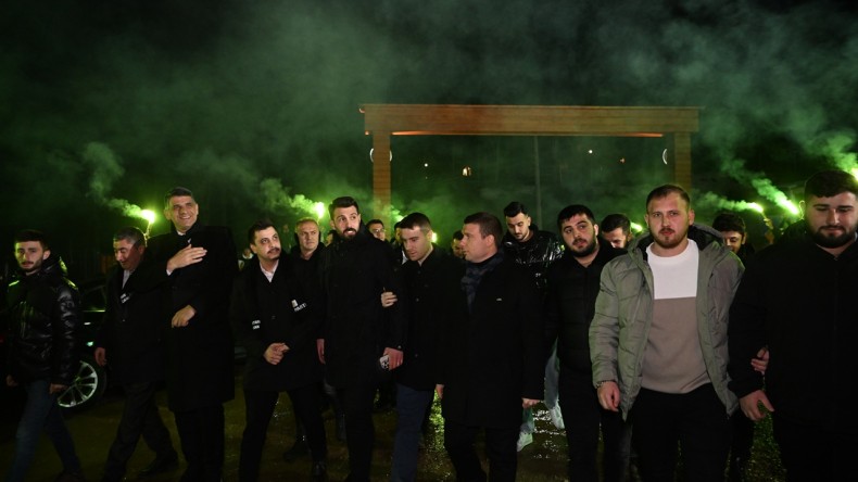 Gençler Başkanı meşalelerle karşıladı