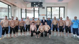 Başkan güreşçilerin yanında